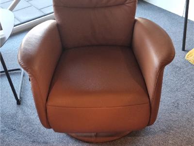 Lederland BREDA Showroommodel Triest fauteuil  met sta op functie  electr
